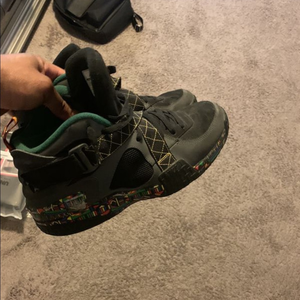 Nike air raid peace size 11.5